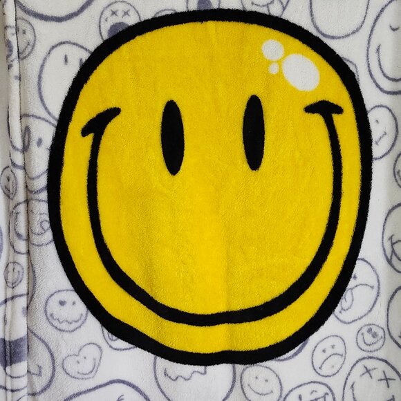 Smiley World 50" x 60" smiley throw blanket - Picture 4 of 13